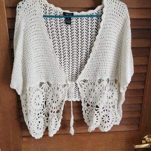 Rue21 White Crochet Shrug with Scalloped Lace